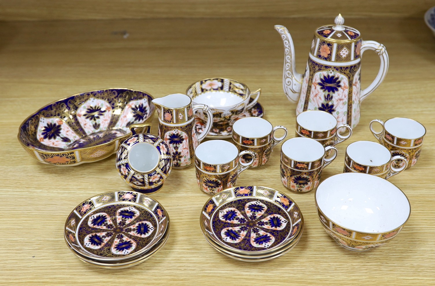 A quantity of Royal Crown Derby Imari pattern porcelain tea / dinner wares